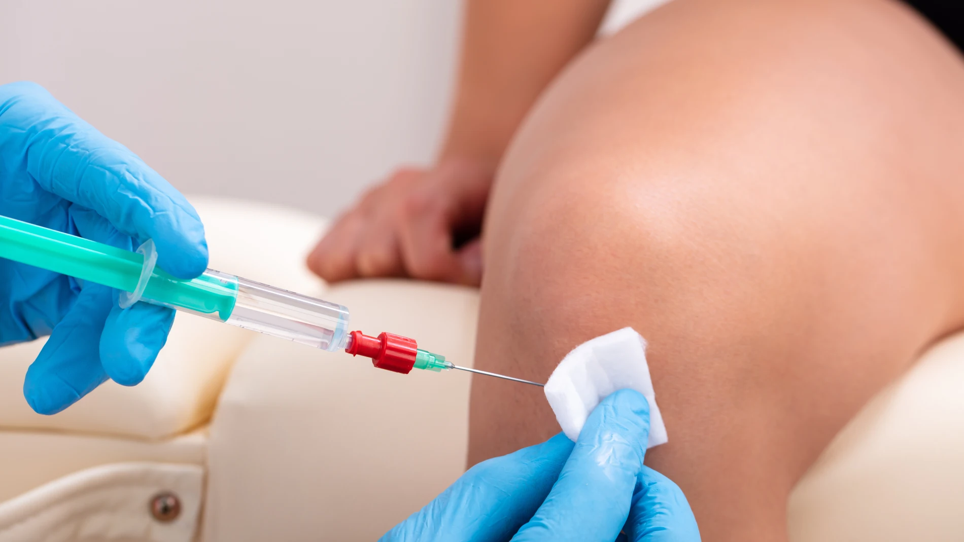 Inyección de plasma en la rodilla de una mujer