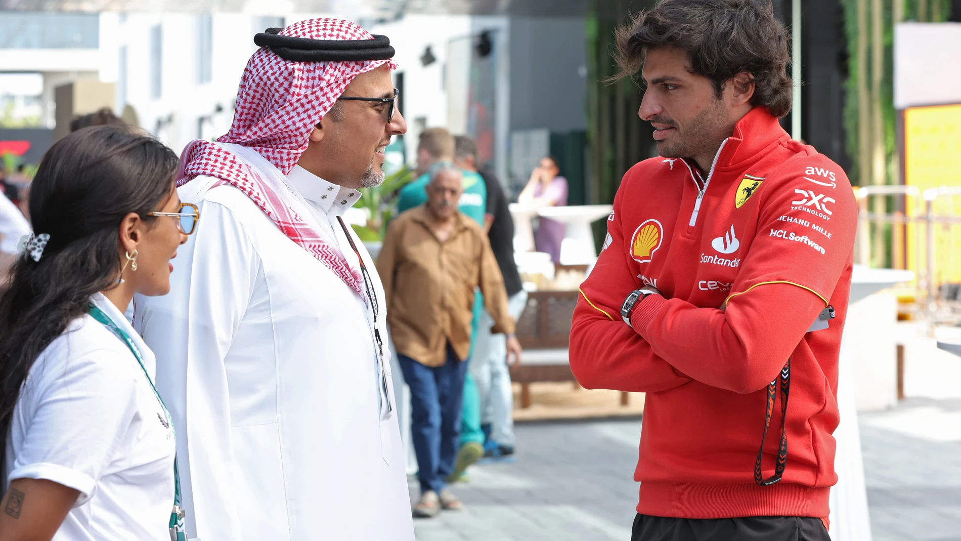 Carlos Sainz, en el "paddock" de Ferrari