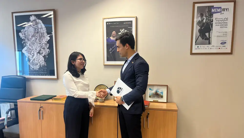 El abogado Juan Gonzalo Ospina junto a la responsable de la embajada colombiana en Tailandia