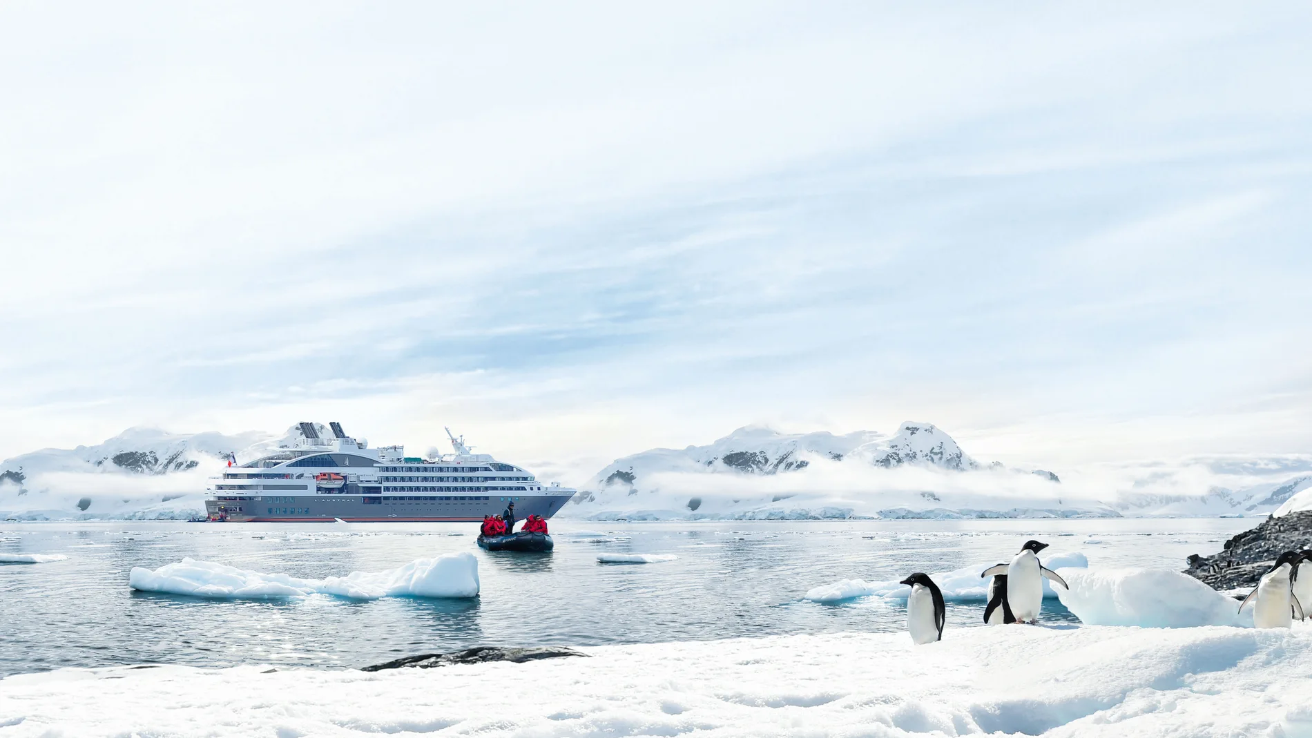 Foto retocada: fotomontaje con dos imágenes. Paisaje Antártida. Ponant Cruises