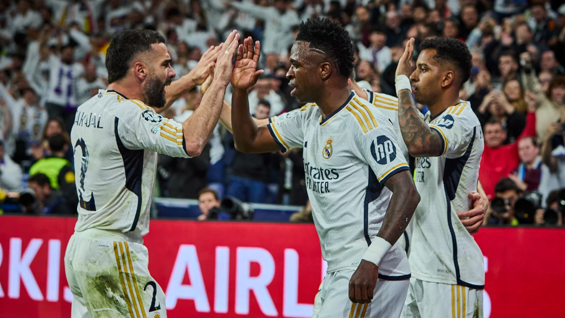 Los jugadores del Real Madrid celebran el gol de Vinicius al Leipzig