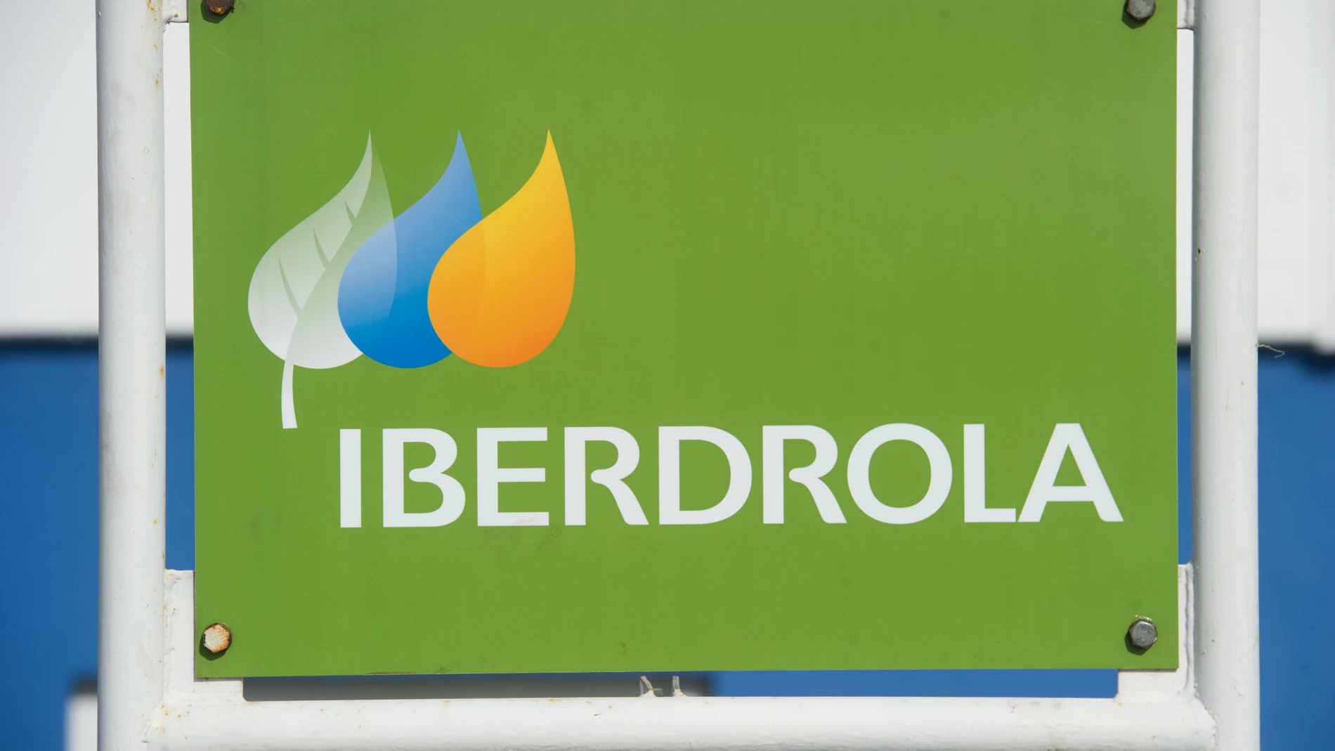 FILED - 13 March 2015, Mecklenburg-Vorpommern, Sassnitz: A sign with the logo of the Spanish energy company Iberdrola (Bilbao) stands in the ferry port in Sassnitz. Spanish electric utility company Iberdrola has signed a deal with Singaporean institutional investor GIC for the development of transmission networks in Brazil worth 2.4 billion Brazilian reais ($475 million), Iberdrola announced on Wednesday. Photo: Stefan Sauer/dpa-Zentralbild/dpa (Foto de ARCHIVO) 13/03/2015 ONLY FOR USE IN...