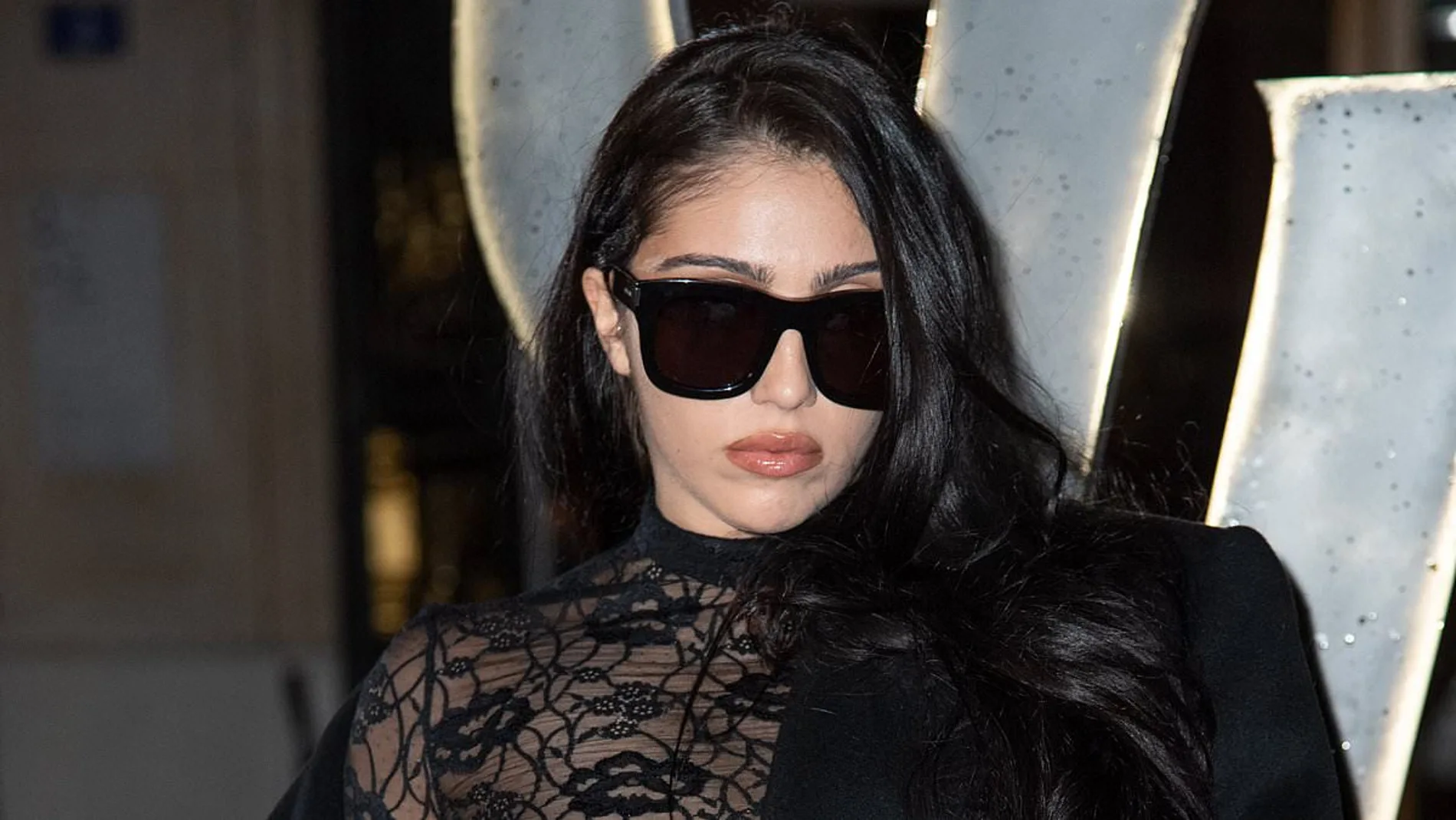 Lourdes León deslumbra con su estilo al imitar a Madonna en el desfile de Saint Laurent