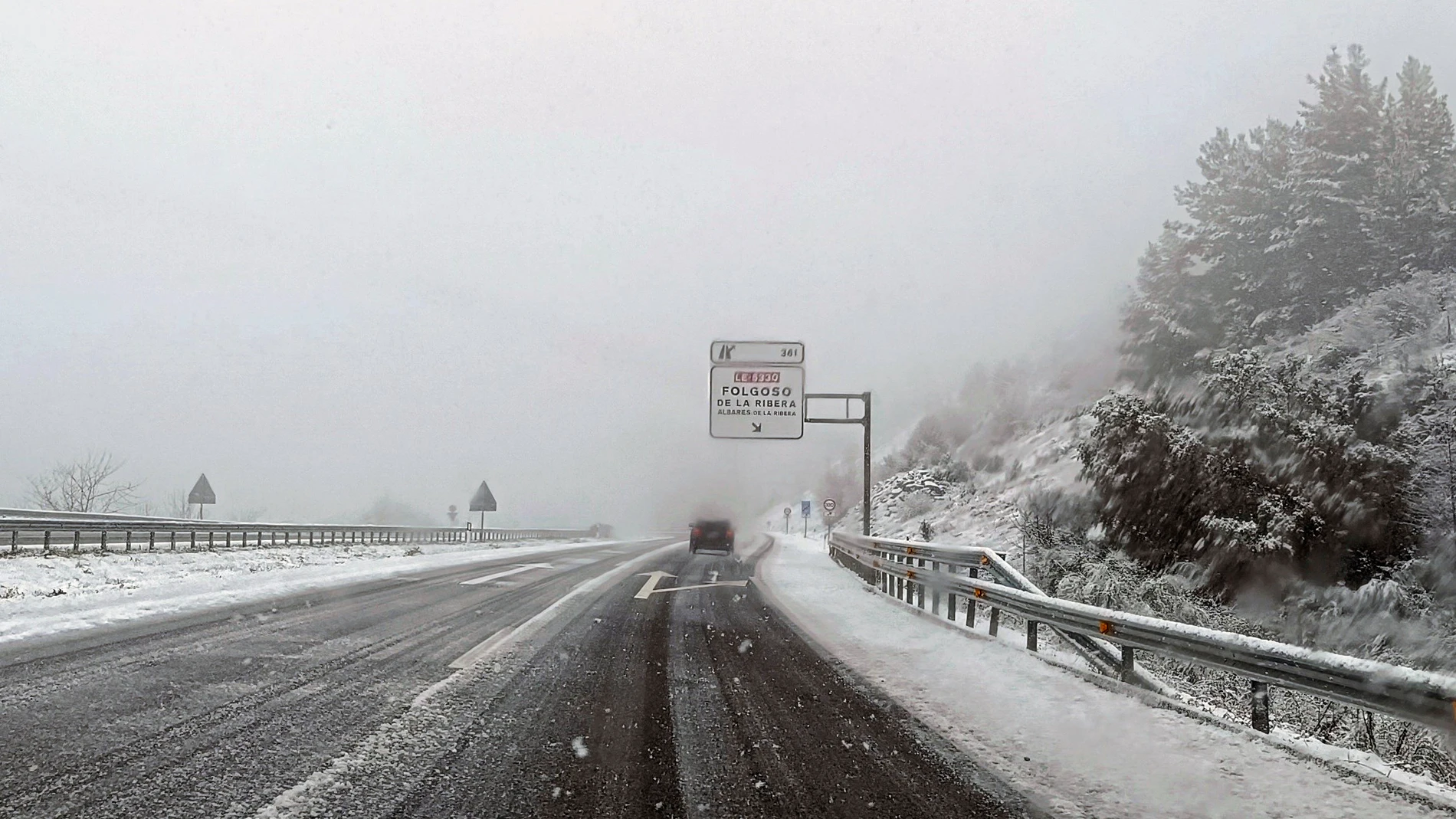PONFERRADA (LEÓN), 08/03/2024.- Temporal de nieve en El Bierzo este viernes. EFE/ Ana F. Barredo