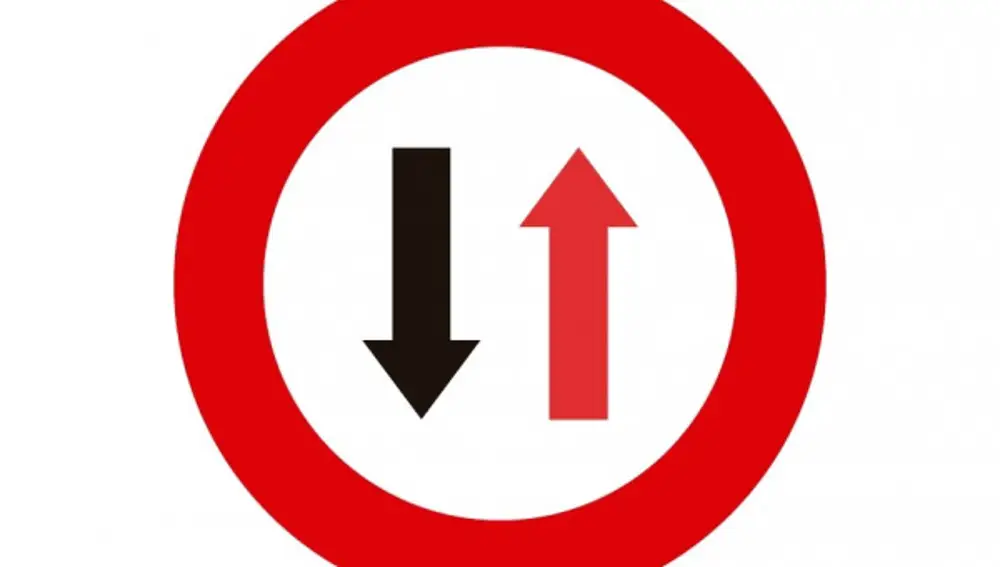 ¿Quién tiene prioridad de paso en una carretera estrecha según la DGT?