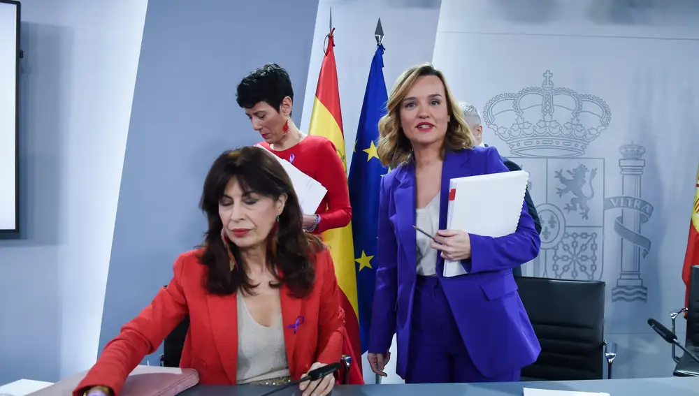 I-D) La ministra de Igualdad, Ana Redondo; la ministra de Inclusión, Seguridad Social y Migraciones, Elma Saiz, y la ministra de Educación, Formación Profesional y Deportes, Pilar Alegría, tras una rueda de prensa posterior a la reunión de un Consejo de Ministros extraordinario con motivo del 8M, en el Palacio de la Moncloa.