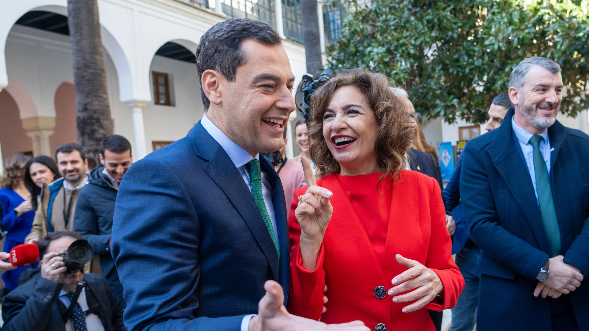 Juanma Moreno y María Jesús Montero, en Sevilla