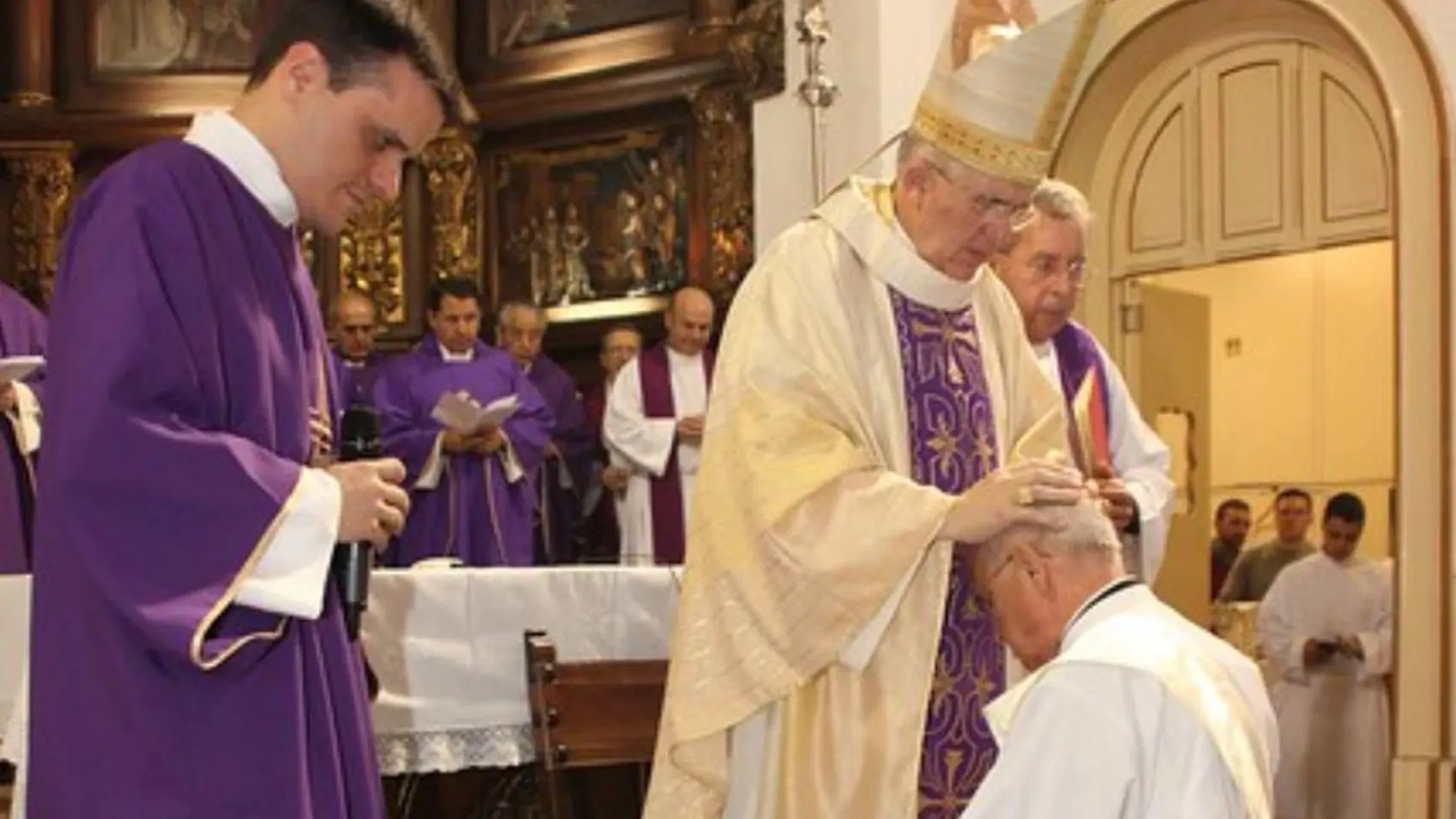 Fausto Marín el día que fue ordenado sacerdote por Carlos Osoro junto a su hijo Fausto, diácono.