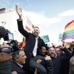 Socialist Party (PS) party Secretary-general Pedro Nuno Santos (C) greets supporters during a rally as part of the campaign for the upcoming legislative elections, at the Caxinas neighborhood, in Vila do Conde, Portugal.