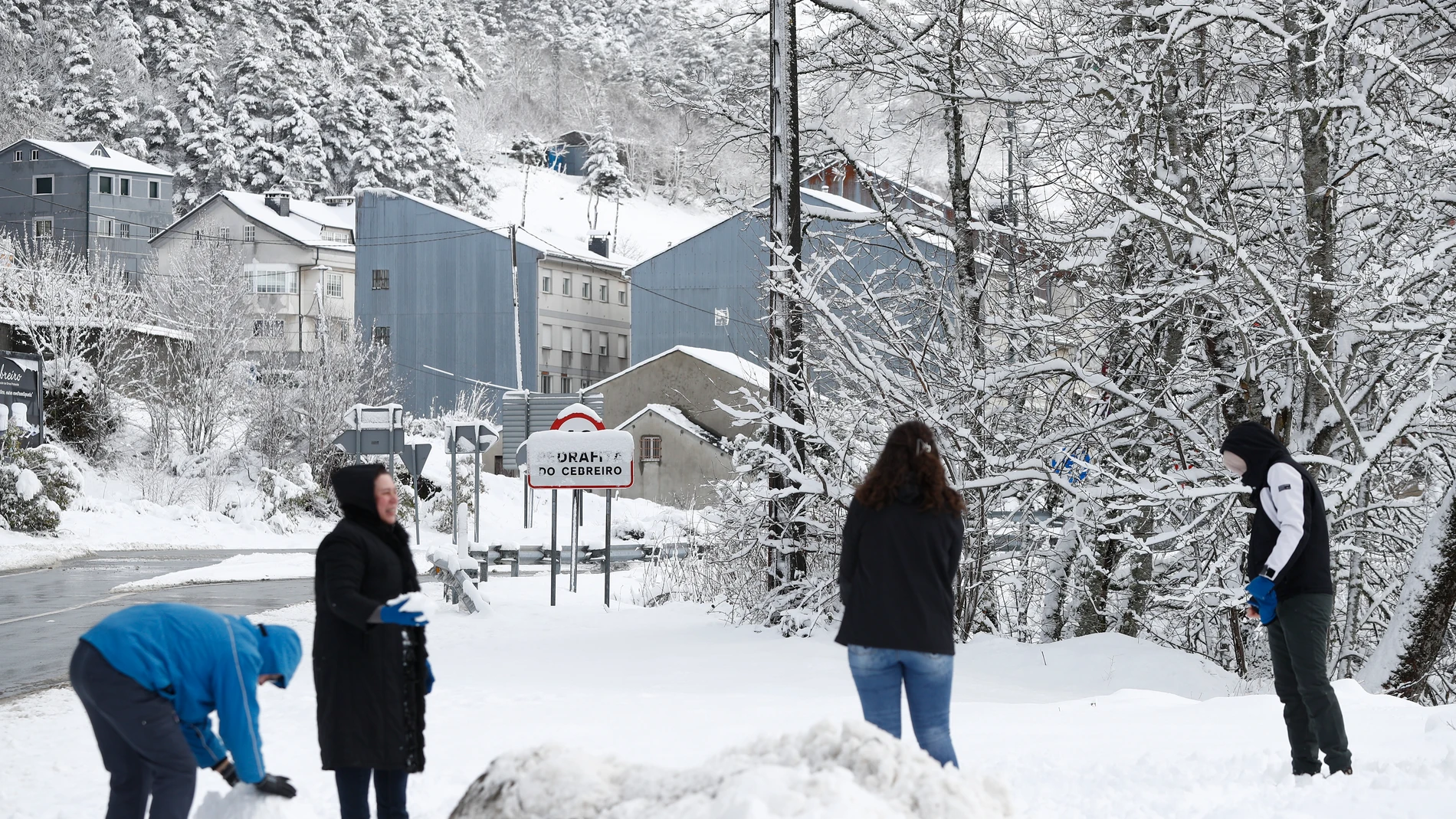 Imagen de archivo de familias jugando con la nieve en Pedrafita do Cebreiro, Lugo