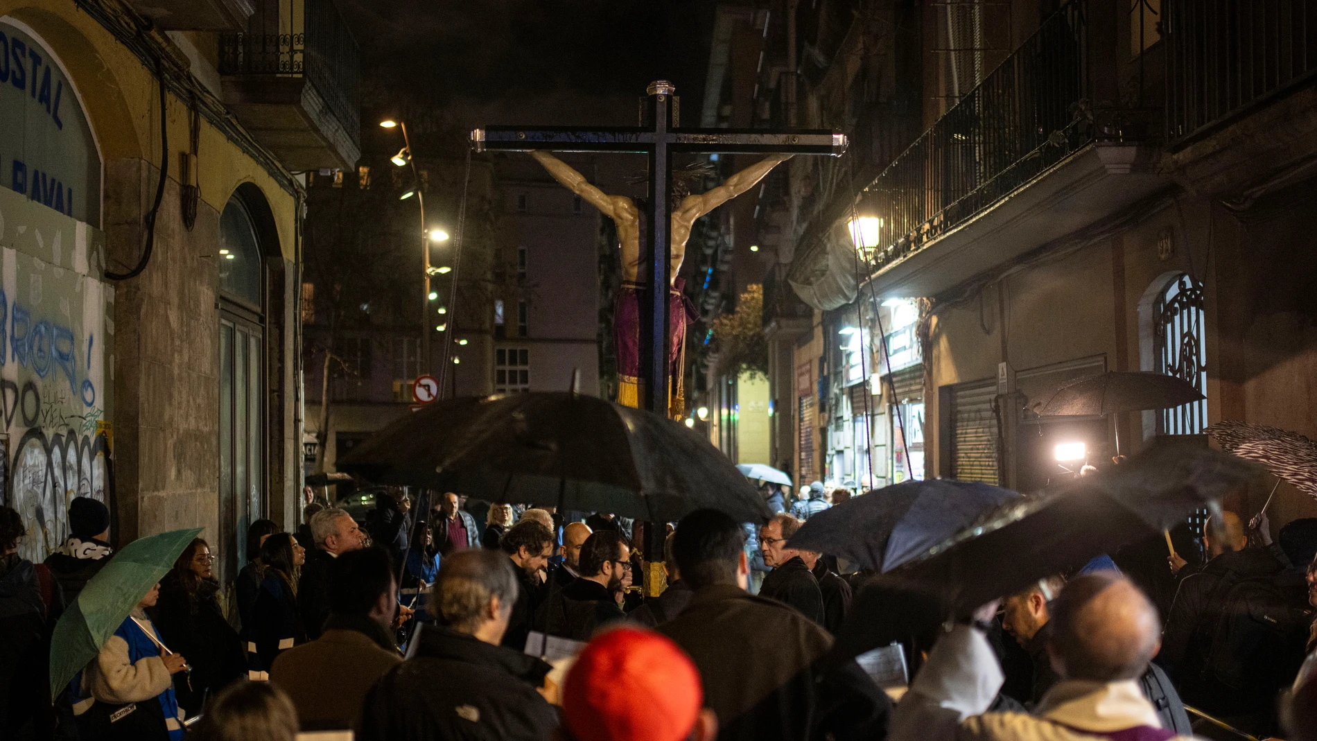 Decenas de personas durante la procesión del Santo Cristo de la Sangre, a 9 de marzo de 2024, en Barcelona, Catalunya (España). La procesión ha estado precedida de una novena, en la capilla de San Miguel de la Basílica de Santa María del Pino. El Secretariado diocesano de cofradías y hermandades ha organizado la iniciativa, junto al Consejo General de Hermandades y Cofradías de la Archidiócesis de Barcelona, debido a la extrema situación de sequía que el territorio sufre desde los últimos mes...