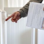 El precio de la luz sigue bajando este domingo y vuelve a marcar un mínimo en diez años: 0,54 euros/MWh