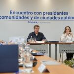 El líder del PP, Alberto Núñez Feijóo y Cuca Gamarra en el encierro con los barones del partido en Córdoba.