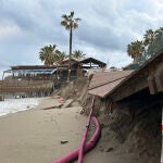 El temporal se lleva por delante una playa en Mijas (Málaga) y daña un chiringuito