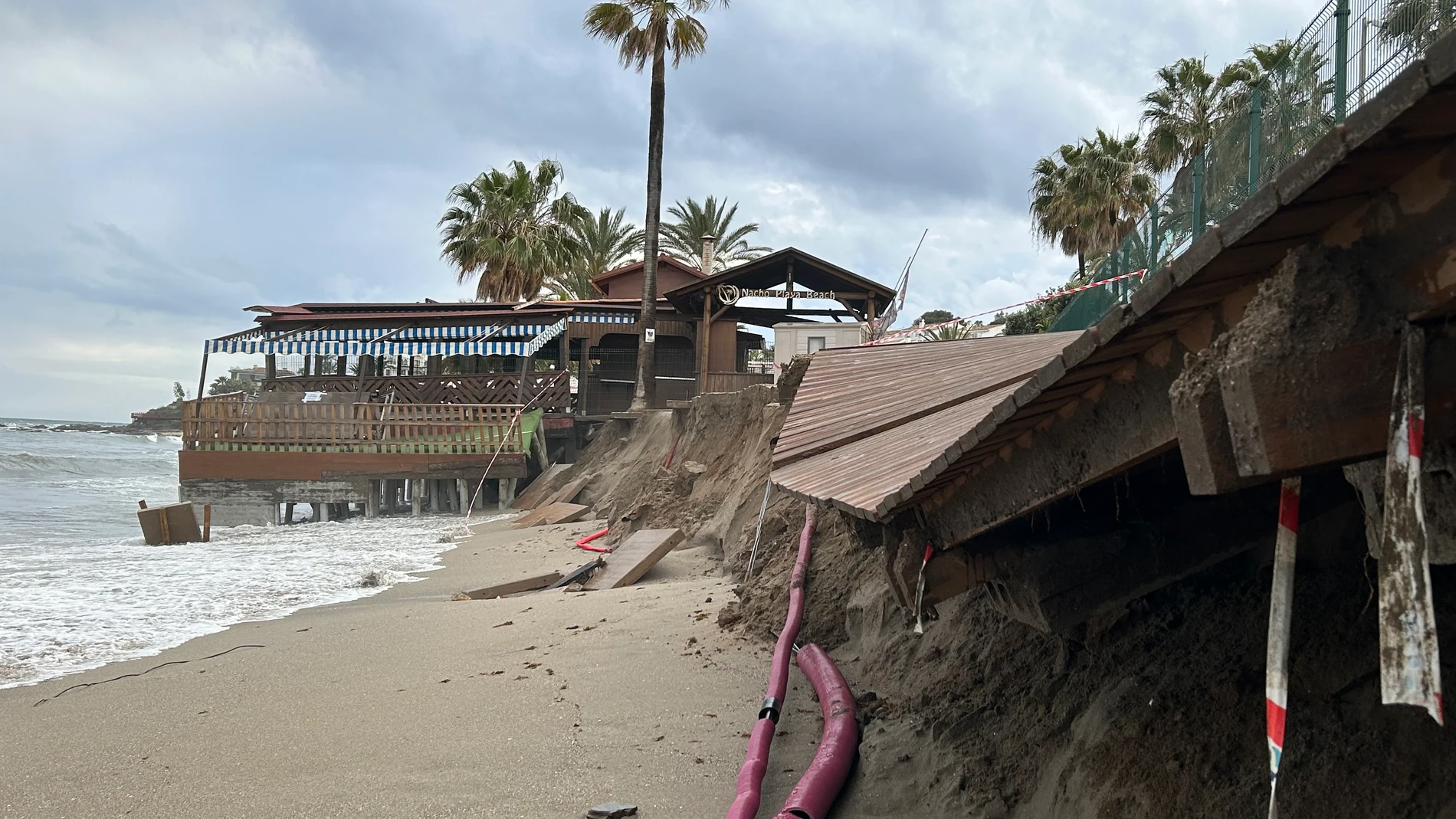 MIJAS (MÁLAGA), 09/03/2024.- El temporal de lluvia se ha llevado por delante buena parte de la playa de El Bombo de Mijas (Málaga) y ha provocado importantes daños en un chiringuito situado en primera línea de mar. La alcaldesa de Mijas, Ana Mata, ha publicado en la red social X (antes Twitter) varias fotos que muestran los destrozos que las fuertes lluvias han provocado en el frente marítimo de este turístico municipio de la Costa del Sol. EFE/ Esther Gómez