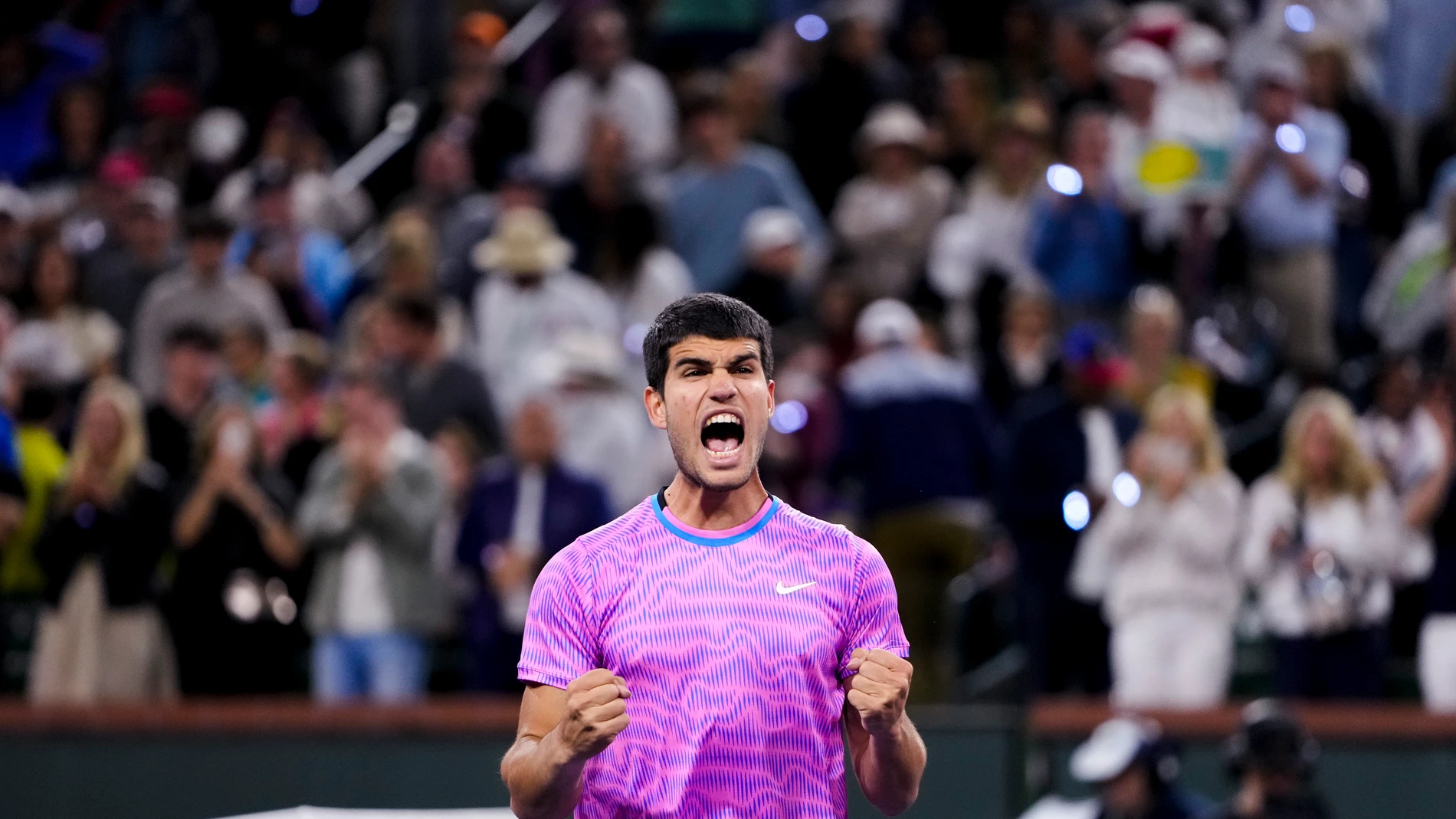 Alcaraz celebra su victoria en segunda ronda de Indian Wells ante Arnaldi