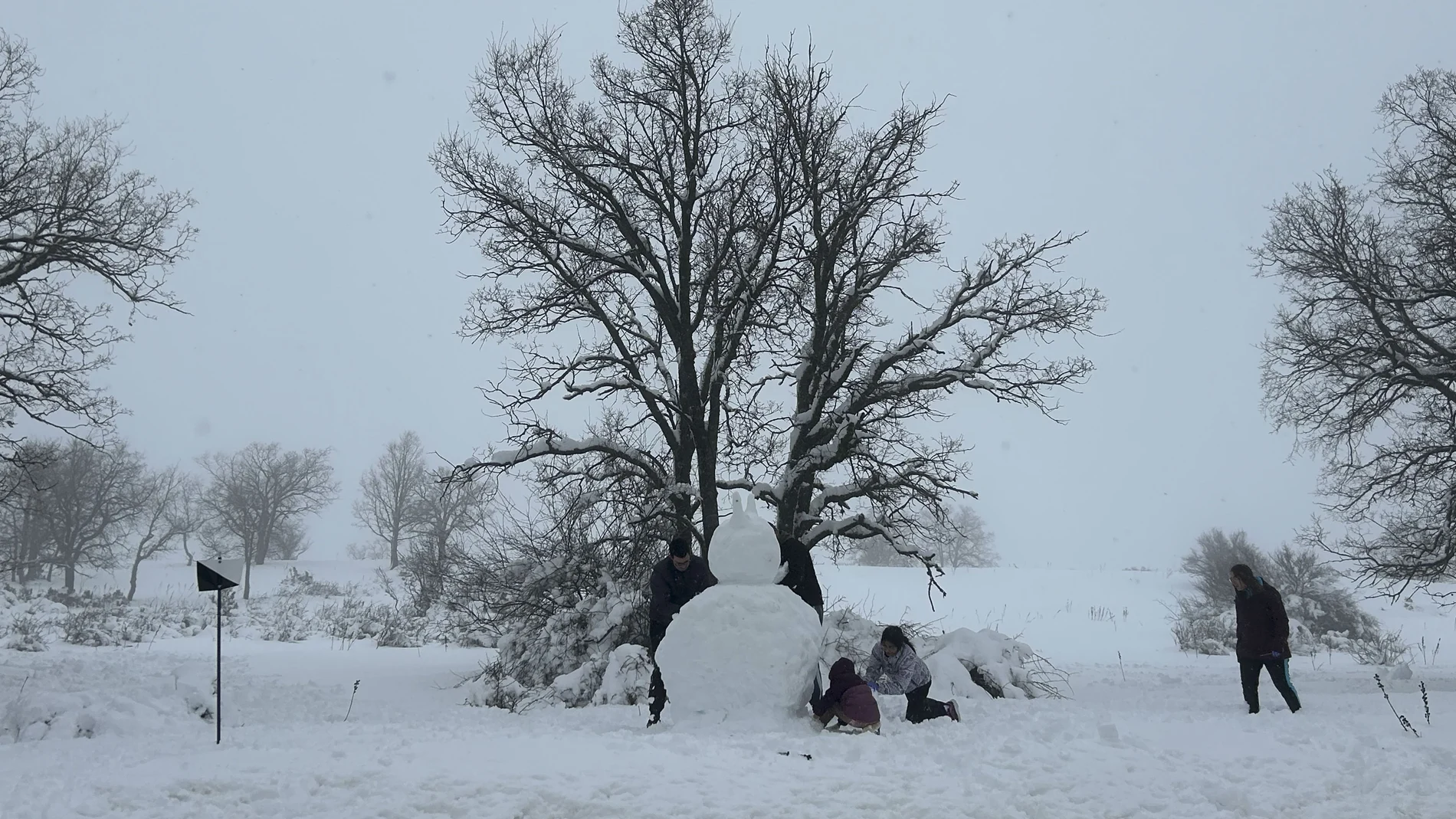 Una familia juega con la nieve en Las Majadas en una imagen de archivo