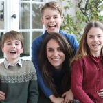El Palacio de Kensington ha publicado la primera fotografía de la princesa de Gales junto a sus tres hijos, tras someterse a una cirugía abdominal. 