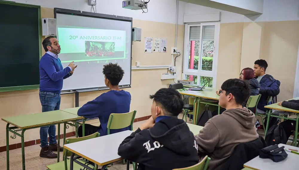 Reportaje Colegio IES Isabel la Católica en Atocha donde estos días en los que se cumple el 20 aniversario del 11M los alumnos de este centro reciben clases de historia aprendiendo lo que sucedió esos días.