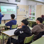 Reportaje Colegio IES Isabel la Católica en Atocha donde estos días en los que se cumple el 20 aniversario del 11M los alumnos de este centro reciben clases de historia aprendiendo lo que sucedió esos días.
