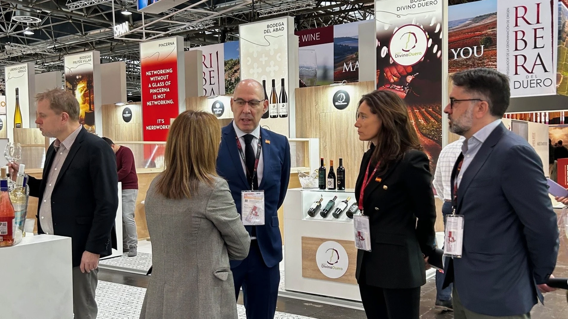El viceconsejero Carlos Martín Tobalina en la Feria Mundial del Vino, Prowein