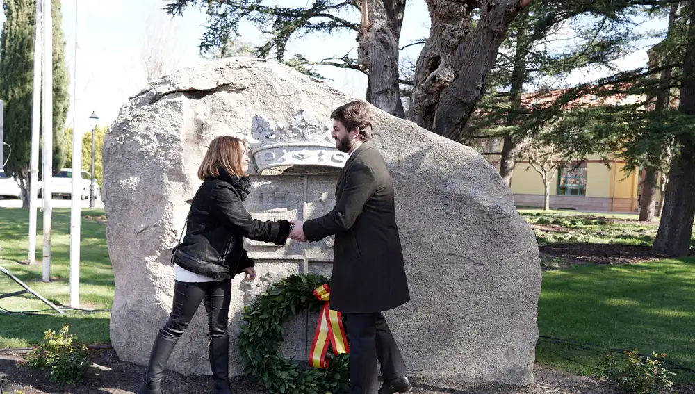 García-gallardo durante la ofrenda floral junto a una víctima del terrorismo