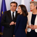 La Reina Letizia con vestido azul.