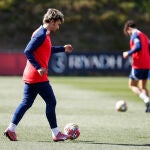Fútbol/Champions.- Antoine Griezmann y Pablo Barrios se entrenan con el grupo y apuntan al Inter