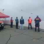 Algunos de los efectivos que participan en el dispositivo de búsqueda de los dos menores desaparecidos en la costa de El Confital, en Las Palmas de Gran Canaria