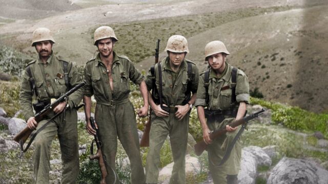 Oficiales en la guerra de Ifni posan con equipamiento de la Segunda Guerra Mundial