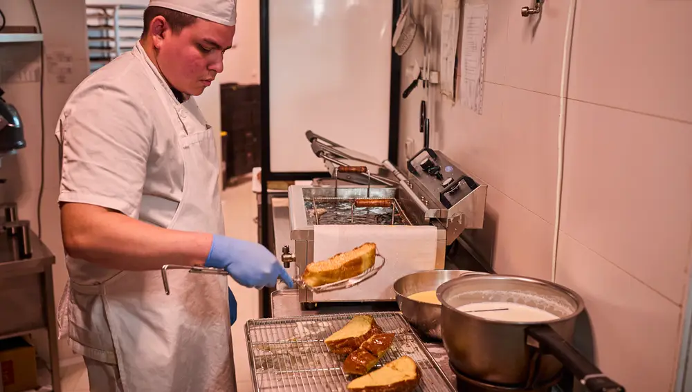 Proceso de elaboración de torrijas en el obrador de La Mallorquina en la plaza de Quevedo en Madrid. © Alberto