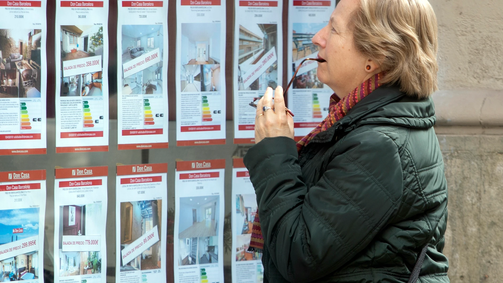 GRAFCAT1200. BARCELONA, 12/03/2024.- Una persona observa la oferta de pisos en alquiler de una oficina inmobiliaria de Barcelona este martes, a pocos días de que se publique, el próximo viernes, la medida estrella del Gobierno para combatir el alza de los alquileres de viviendas: el índice de precios de referencia, que entrará en vigor de momento sólo en Cataluña, la única comunidad que ha solicitado aplicarlo. EFE/Marta Pérez