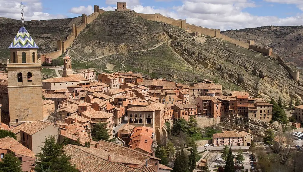 Vista de Albarracín (Teruel) y su muralla
