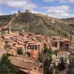 Vista de Albarracín (Teruel) y su muralla