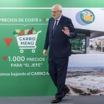 El presidente de Mercadona, Juan Roig, saluda tras una rueda de prensa para informar sobre la situación actual y futura de Mercadona, a 12 de marzo de 2024, en Paterna, Valencia, Comunidad Valenciana (España).