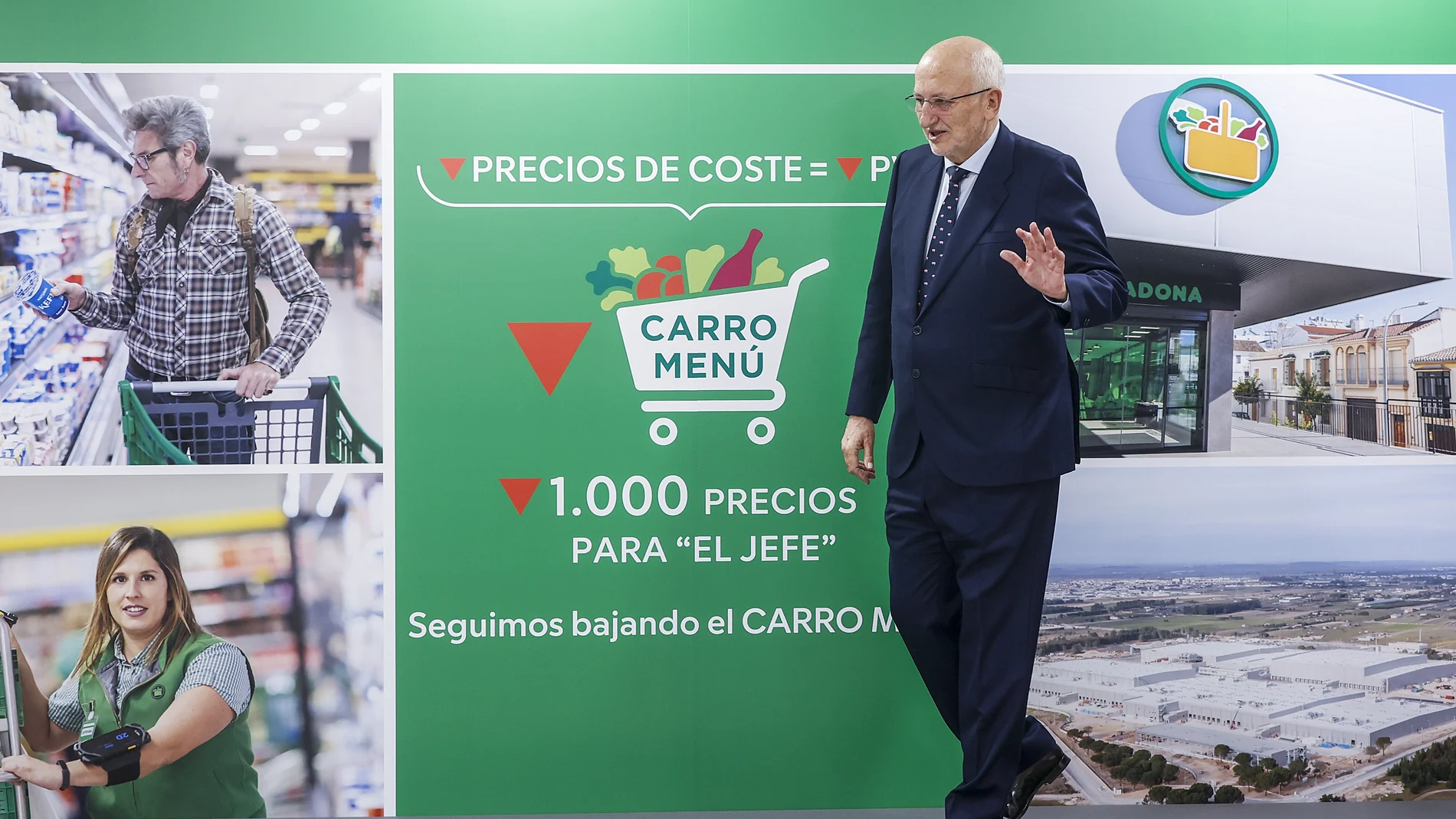 El presidente de Mercadona, Juan Roig, saluda tras una rueda de prensa para informar sobre la situación actual y futura de Mercadona, a 12 de marzo de 2024, en Paterna, Valencia, Comunidad Valenciana (España).