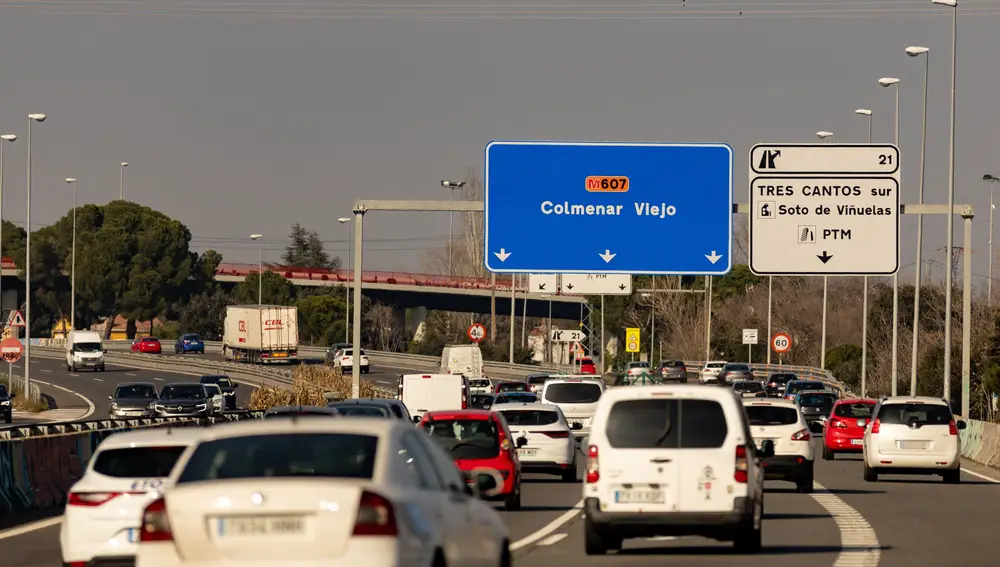 Varios coches circulan por la M-607, a 31 de enero de 2024, en Tres Cantos, Madrid (España). La construcción del tercer carril de la carretera M-607 entre Colmenar Viejo y Tres Cantos, tramo con una media de 62.000 vehículos diarios, está previsto que comience en el segundo semestre del año.