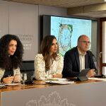 La concejala de Ocupación de Vía Pública, Cristina Cutanda, y los portavoces del Gobierno local, Ana Poquet, y Manuel Villar, hoy en rueda de prensa en el Ayuntamiento de Alicante.