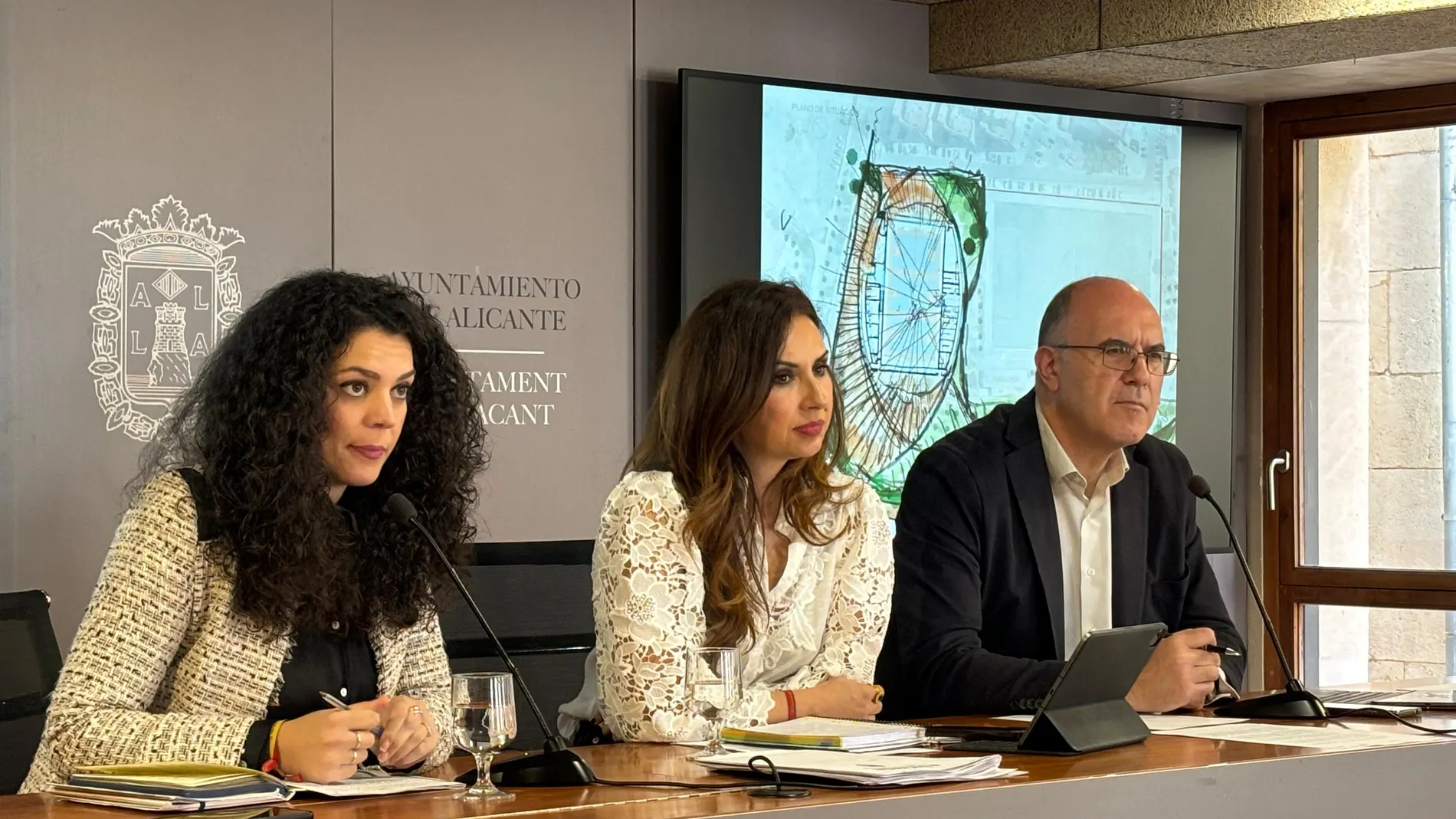 La concejala de Ocupación de Vía Pública, Cristina Cutanda, y los portavoces del Gobierno local, Ana Poquet, y Manuel Villar, hoy en rueda de prensa en el Ayuntamiento de Alicante.