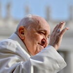 El Papa Francisco saluda a los fieles durante una audiencia general en la Plaza de San Pedro, Ciudad del Vaticano