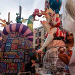 Los artistas falleros continúan trabajando en el montaje de las Fallas