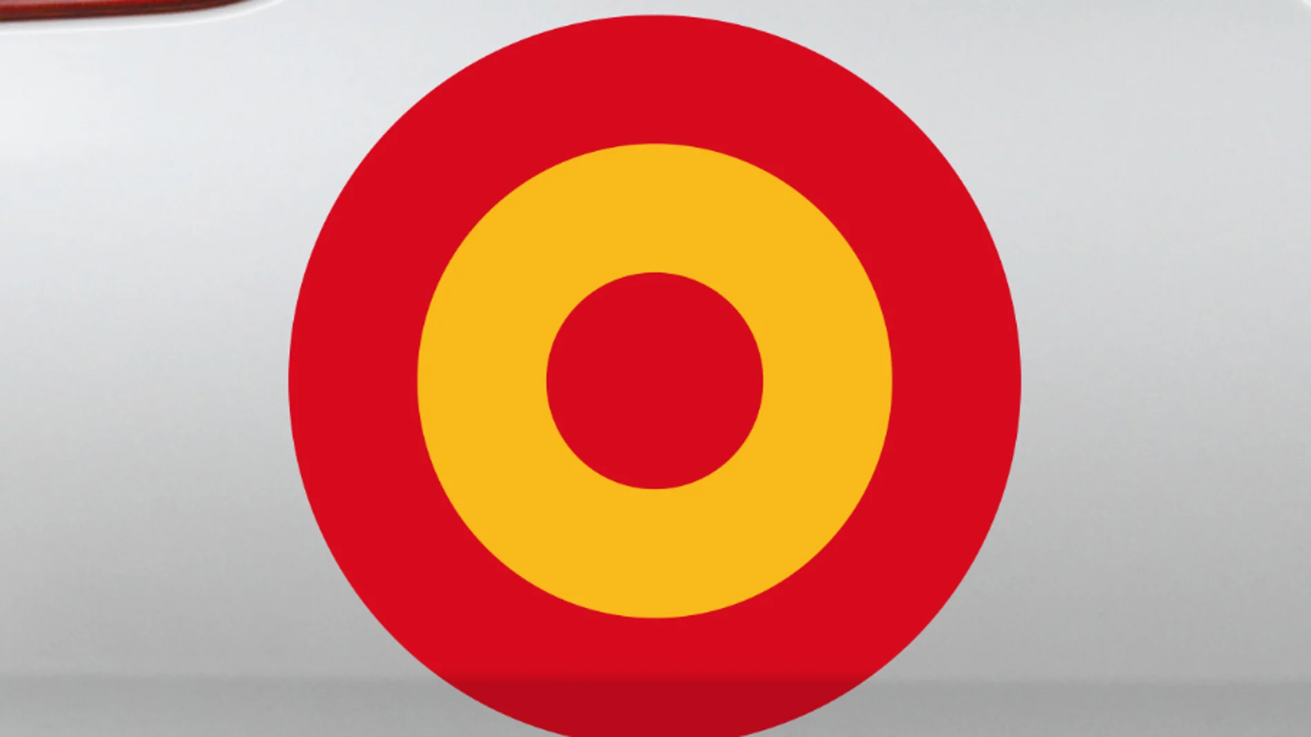 Este es el significado de las pegatinas de la bandera de España con forma de diana que llevan muchos vehículos