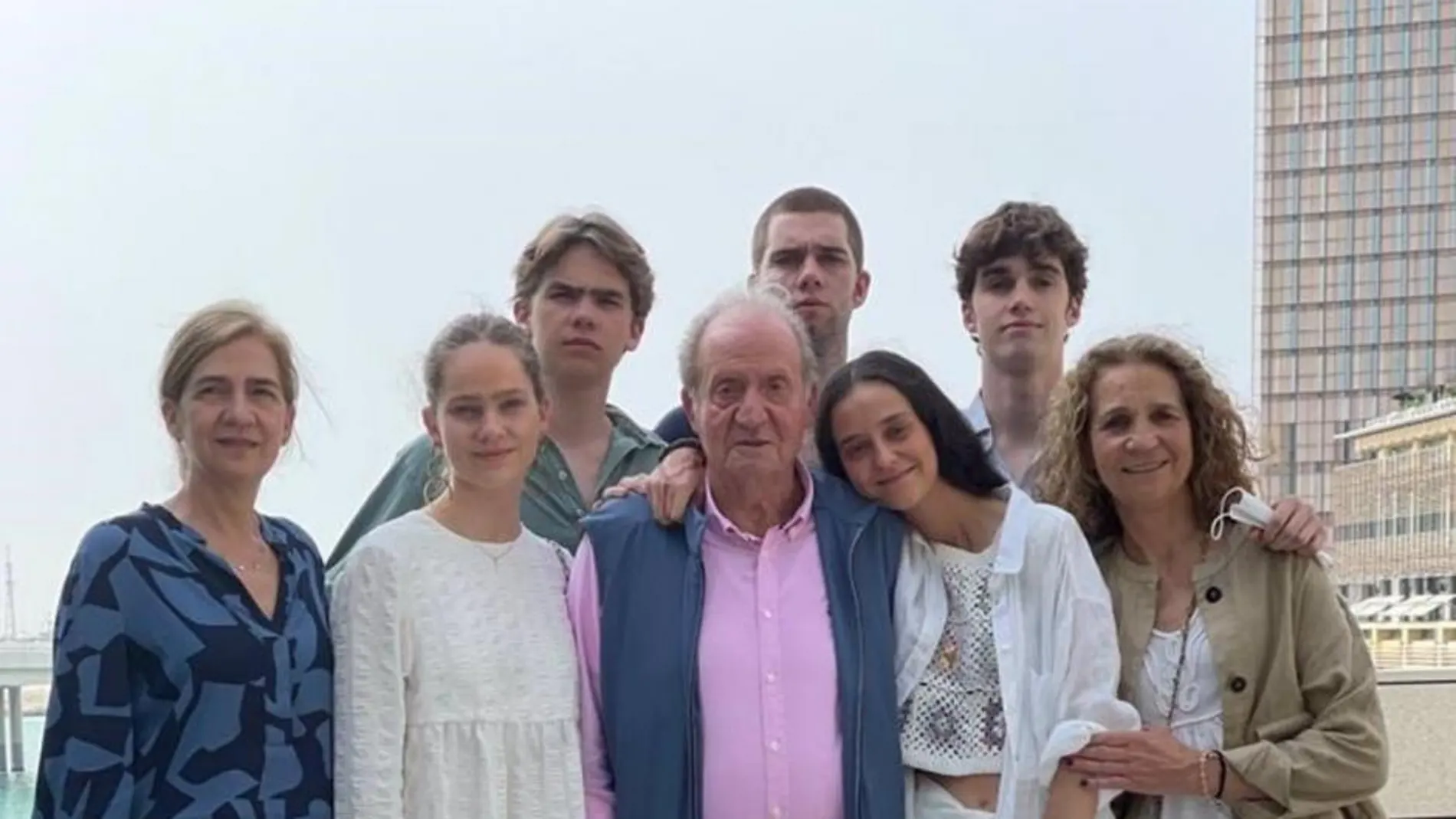 Fotomontaje del Rey Juan Carlos con sus hijas y nietos en Abu Dabi
