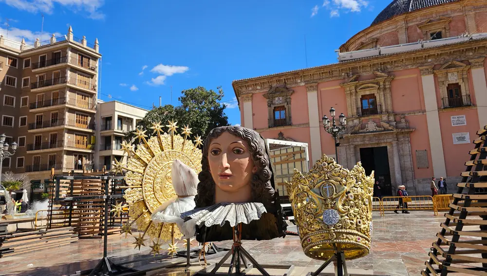 Imagen del montaje del cadafal de la Virgen