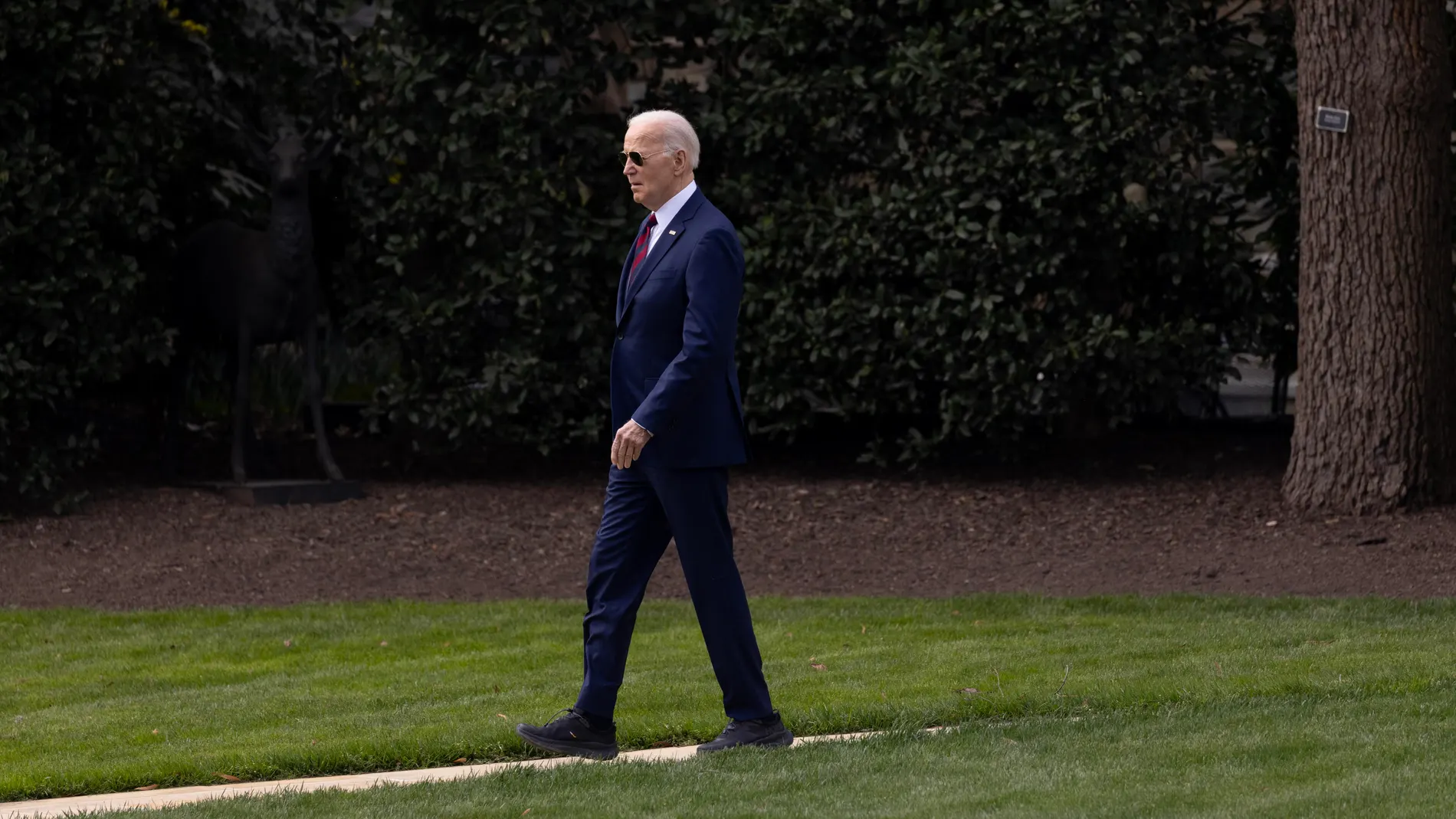 Washington (United States), 13/03/2024.- US President Joe Biden walks outside the West Wing to depart the South Lawn of the White House by Marine One, in Washington, DC, USA, 13 March 2024. Biden travels to Milwaukee, Wisconsin, to deliver remarks on the economy and to attend a campaign event. EFE/EPA/MICHAEL REYNOLDS