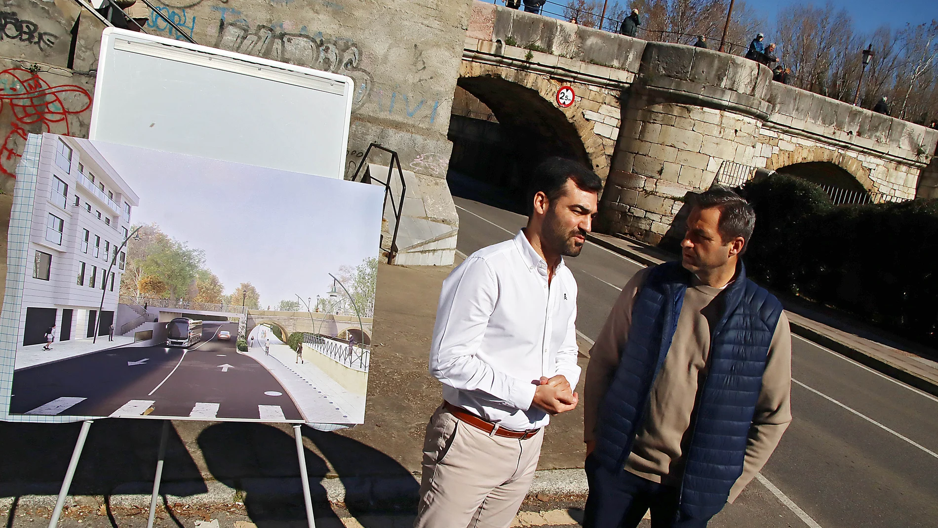 El portavoz del Grupo Municipal del Partido Popular del Ayuntamiento de León, David Fernández, presenta un proyecto para la mejora de la movilidad en el Paseo de Salamanca