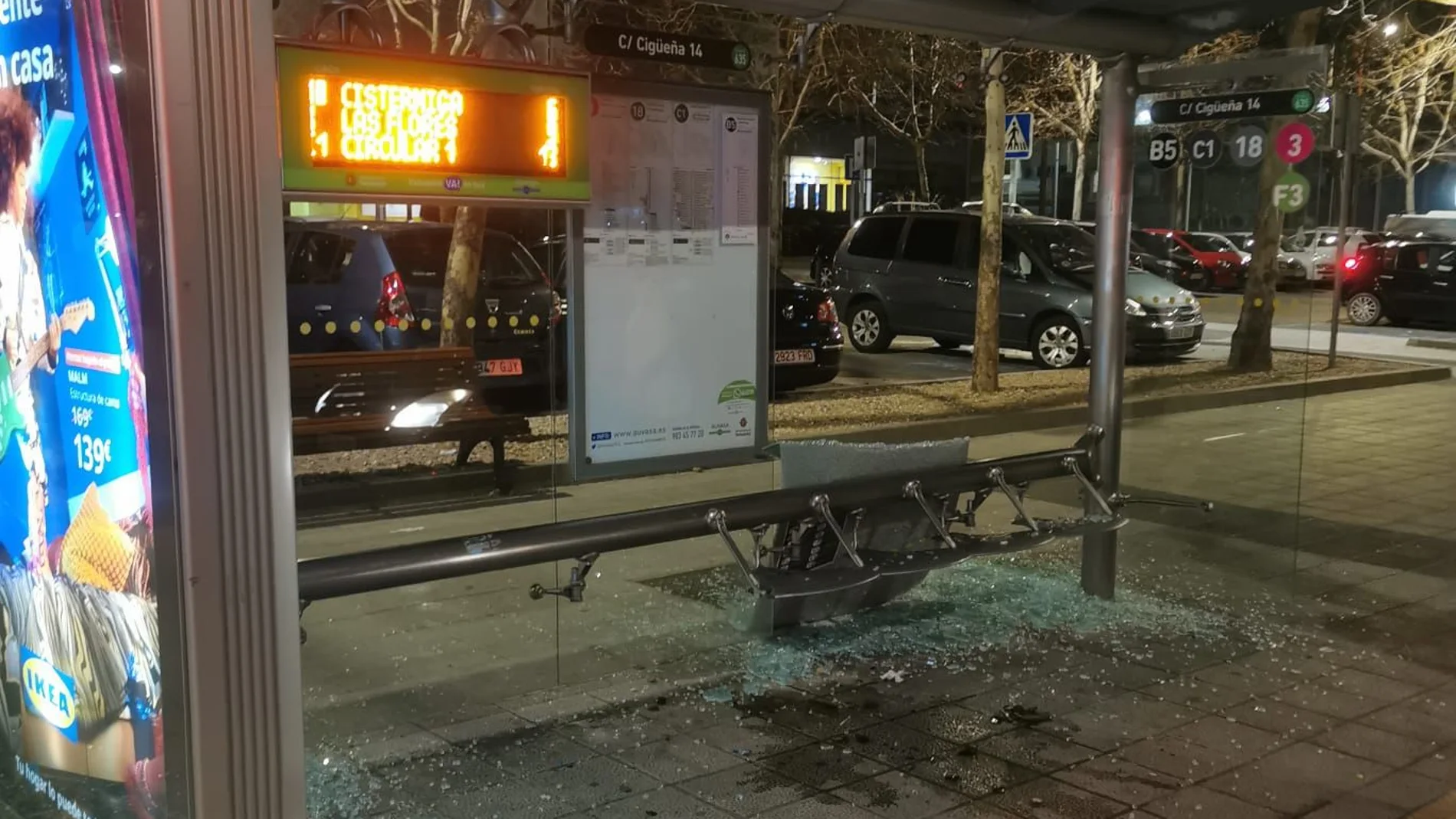 Así quedó la marquesina de Auvasa de la calle Cigüeña de Valladolid tras el suceso