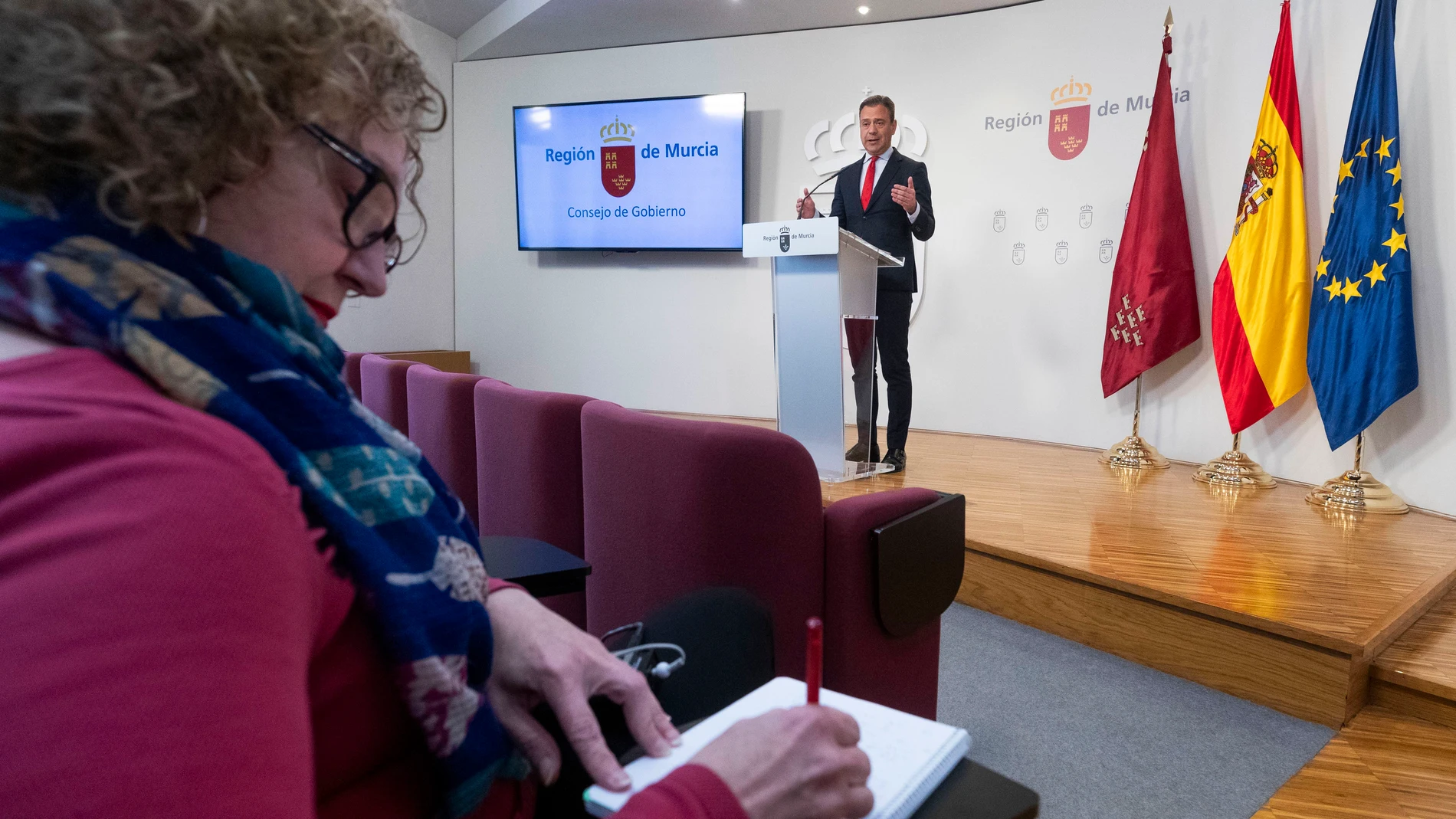 MURCIA, 14/03/2024.- El consejero de presidencia y portavoz del gobierno de Murcia, Marcos Ortuño, durante un momento de la rueda de prensa que ha ofrecido para informar de las decisiones tomadas en la reunión de consejo de gobierno este jueves en el Palacio de San Esteban. EFE/Marcial Guillén