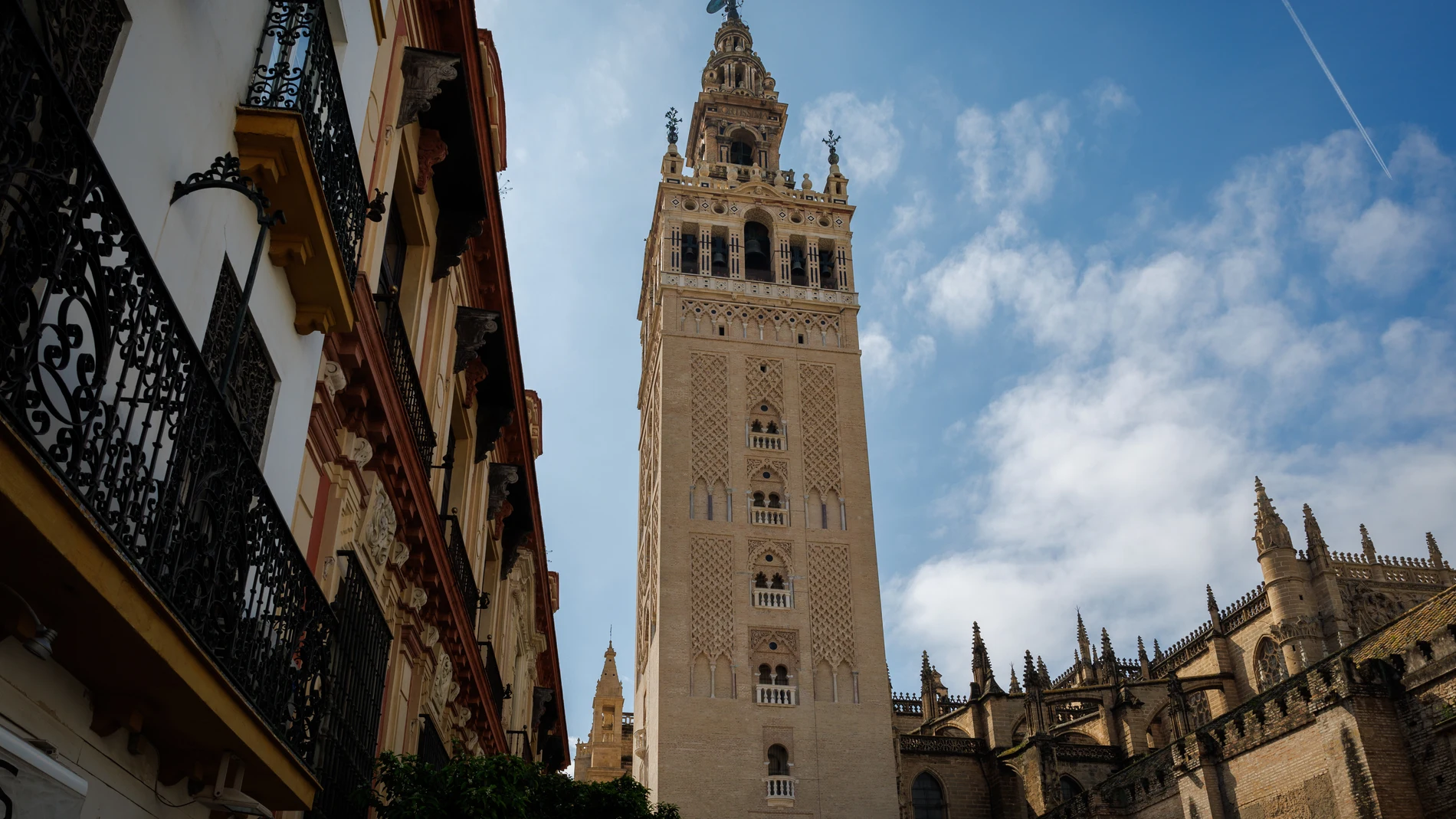 GRAFAND9840. SEVILLA, 14/03/2024.- Vista de la fachada norte de la Giralda de Sevilla cuya parte inferior es un alminar de la antigua mezquita de la ciudad, de finales del siglo XII, en la época almohade, mientras que la parte superior es una construcción sobrepuesta en el siglo XVI, y cuya restauración integral ha concluido tras siete años de trabajos, con una inversión de tres millones de euros financiados en exclusiva por el Cabildo de la Catedral. EFE/ Julio Muñoz