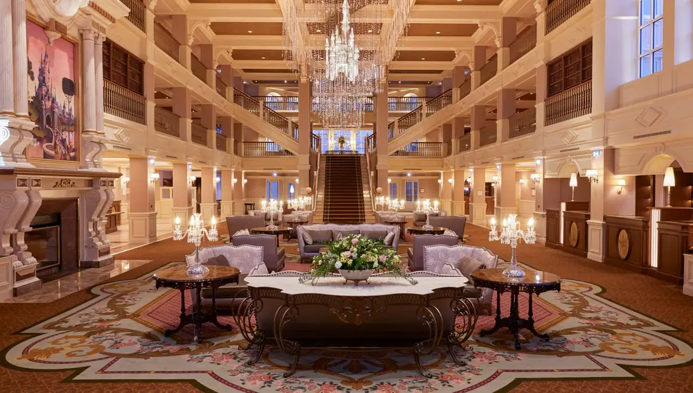 Interior del recién renovado Disneyland Hotel, de cinco estrellas.